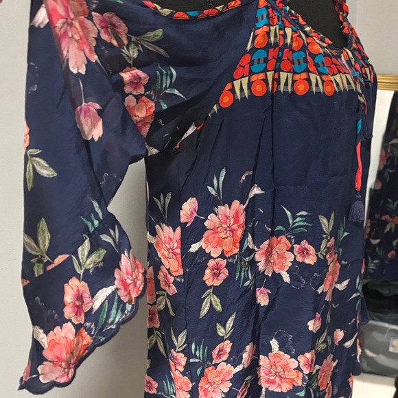 Johnny Was Bohemian Flowy Navy Floral Cold Shoulder Blouse Tropical Rayon Beachy - Picture 5 of 8